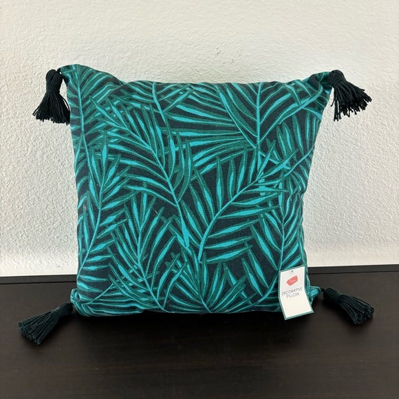 ❌SOLD❌ NWT Set of 3 Palm Leaf Print Tropical Tasseled Accent Pillows Teal Black - Picture 3 of 10